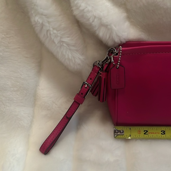 🩷COACH HOT PINK MAKEUP💄BAG. Gently used as seen. Exceptional condition. 🩷 - Picture 2 of 11